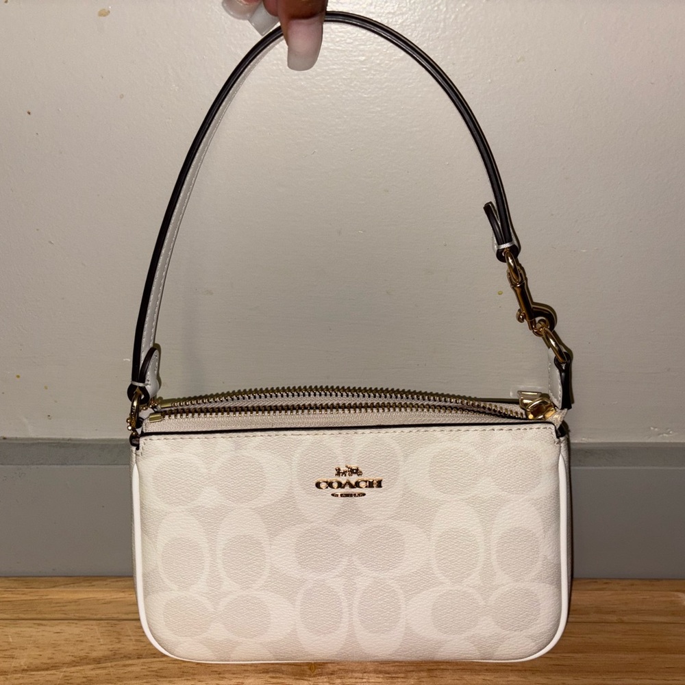 Coach Nolita 19 In Signature Canvaso